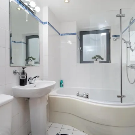 Scandi Abode In Leeds ليدز